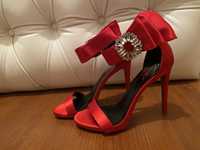 Нови обувки червени сандали от сатен