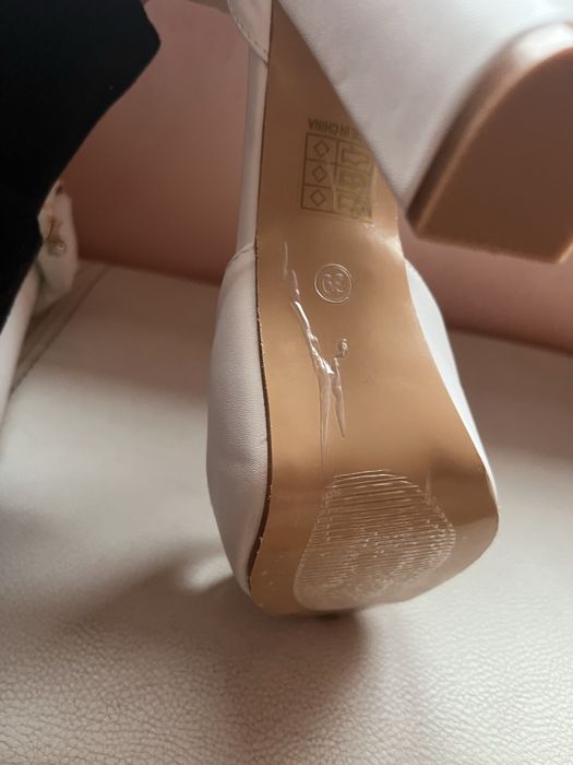 Бели токчета 12см 39размер