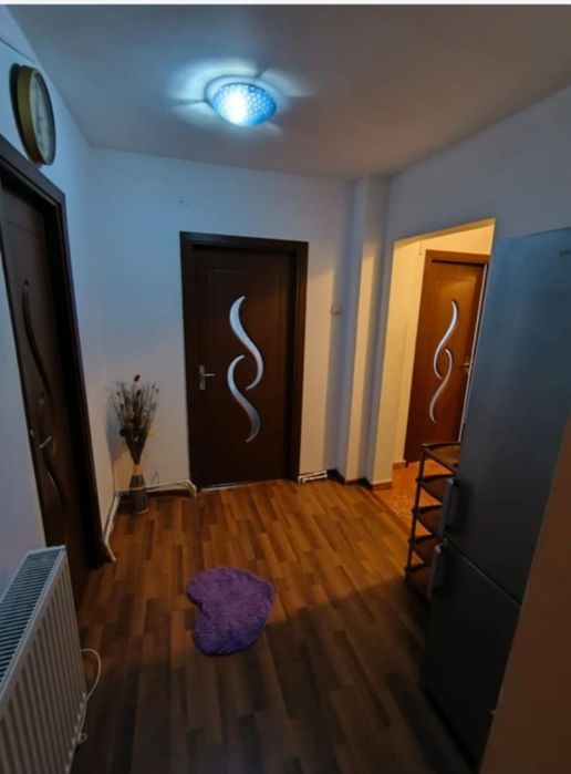 Închiriez apartament etajul 1
