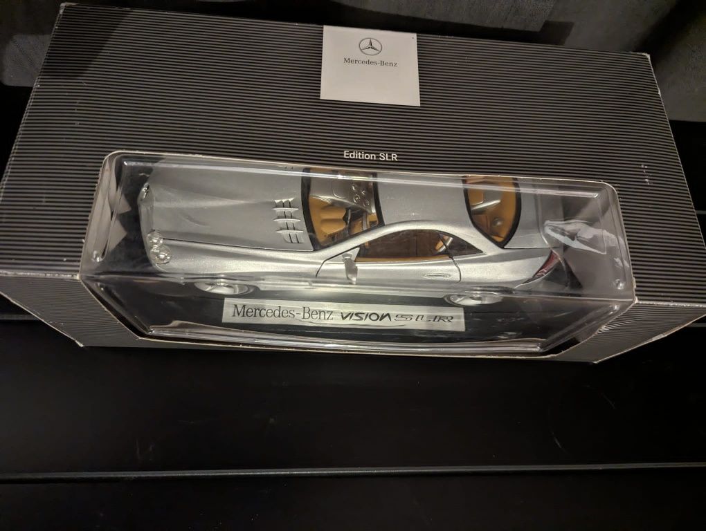 Macheta 1/18 Mercedes SLR Vision nu Burago Maisto