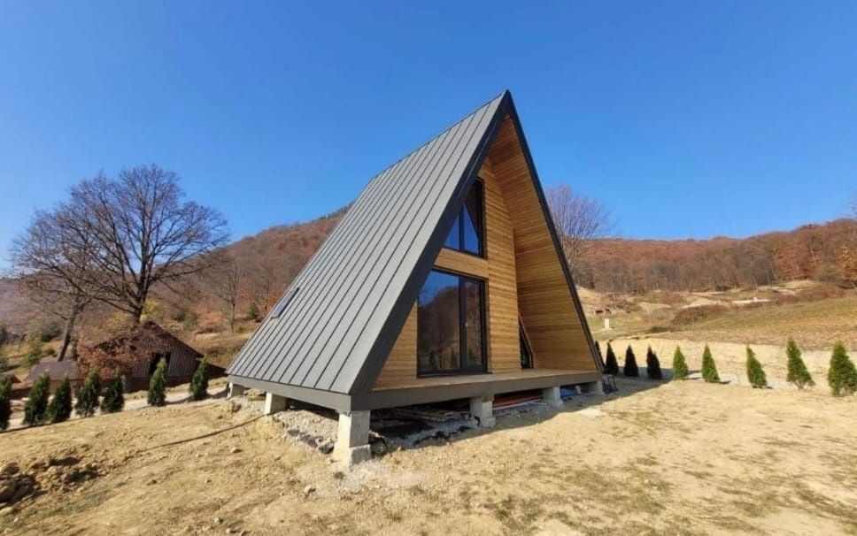 vând căsuța din lemn masiv tip A