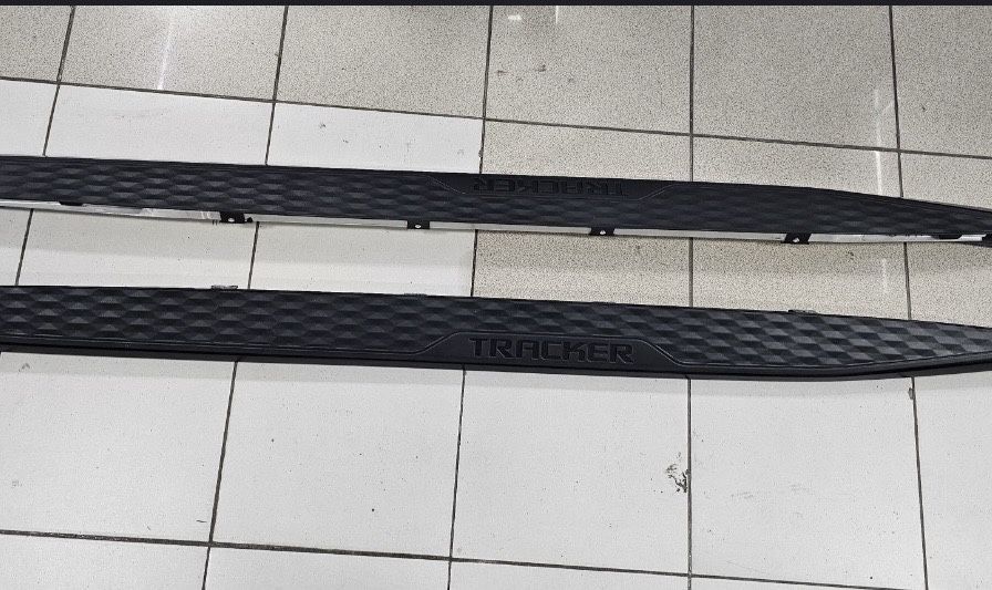 Tracker 2 porog GM Orginal