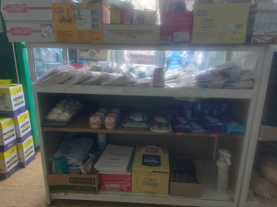 Три много запазени стелажа