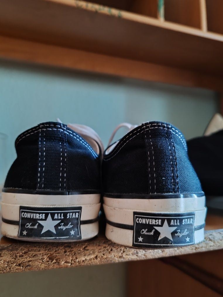 Vând,teniși converse.