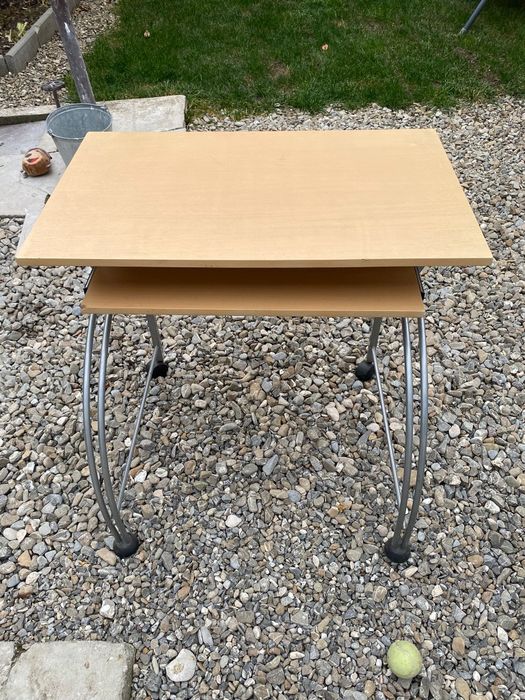 Birou din lemn cu roti