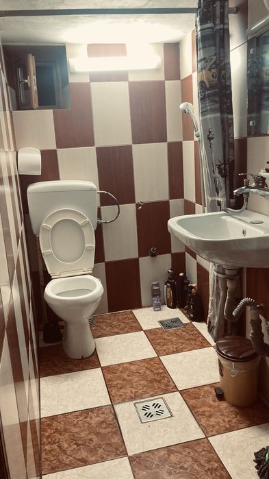 Proprietar, inchiriez camera unui baiat.