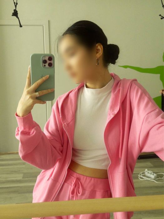 яркий спортивный костюм нежно-розового цвета