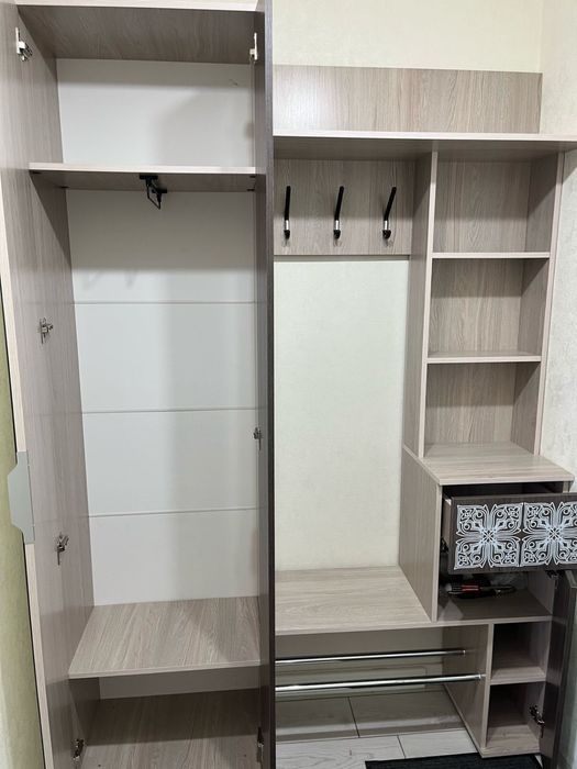продается 2 шкафа, в спальную комнату и прихожую