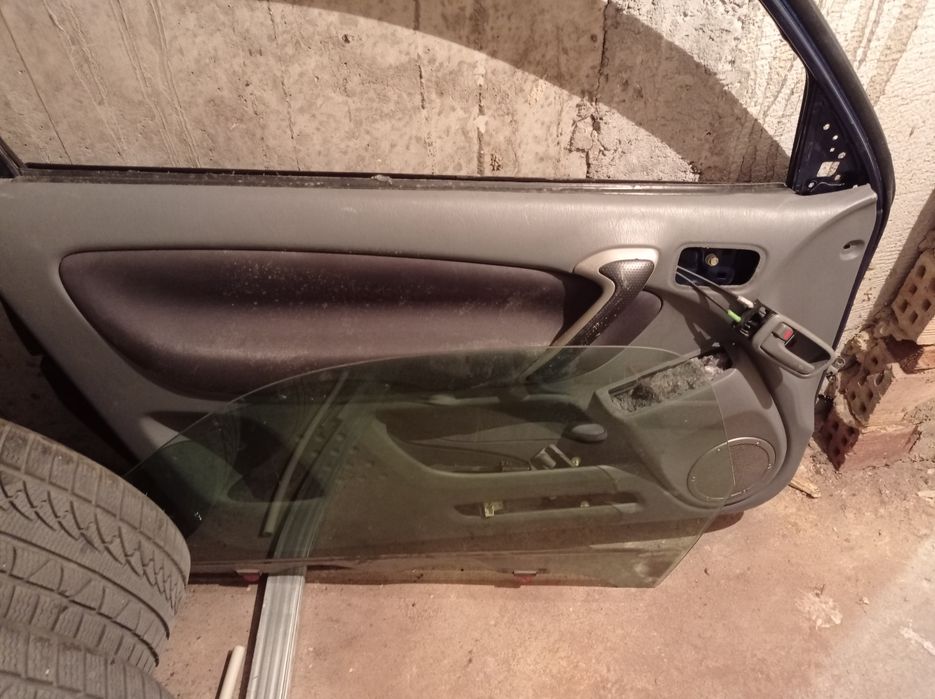 Rav4 2. Къса база. Водач, стъкло,тапицерия лява врата.