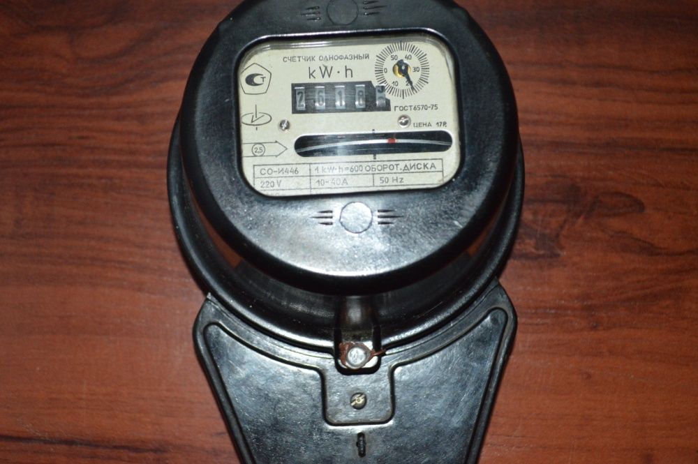 ПРОДАМ СОВЕТСКИЙ однофазный ЭЛЕКТРОСЧЕТЧИК ! Черный. Б/у. Рабочий.