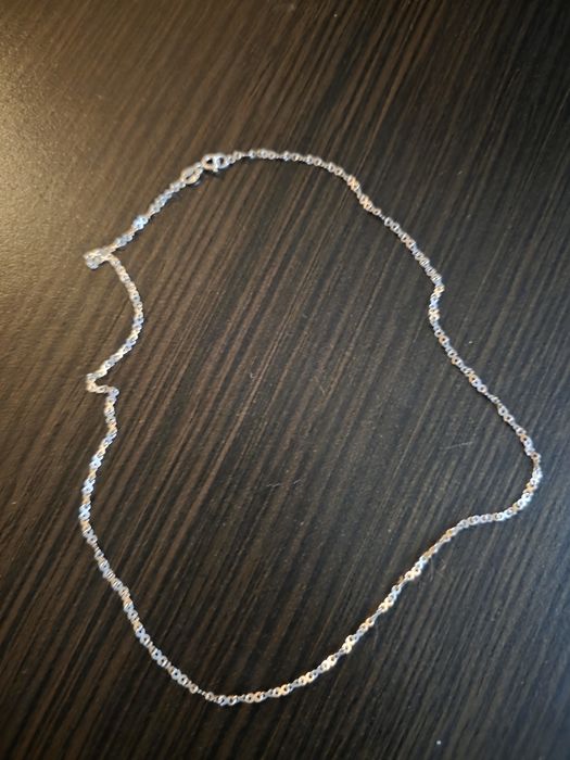 Златно синджирче от бяло злато около грам ,дължина 40см.