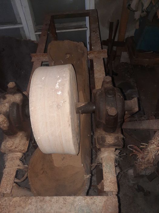 Каменно точило за ножове