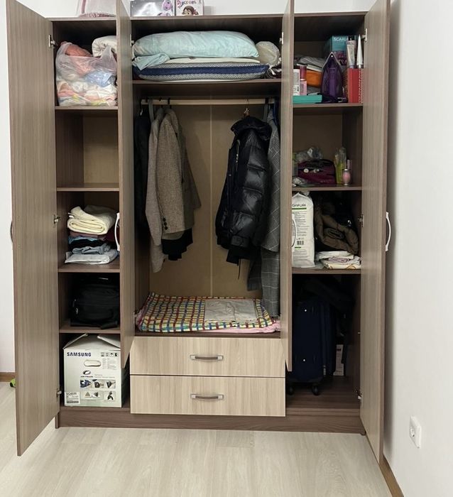 Шкафта арнайы киім жиналатын полкылар бар,ағашы берік