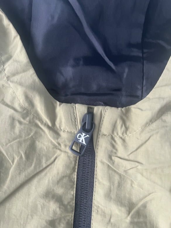Продавам ветровка на calvin klein за дете до 12години!якето е за момче