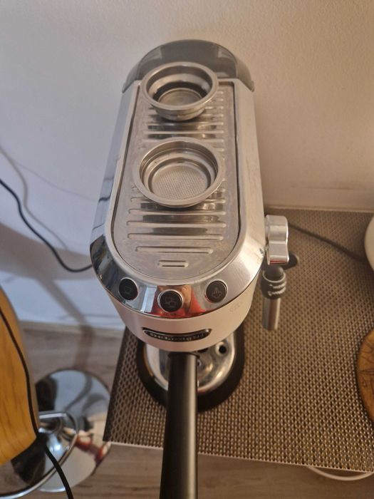 Кафемашина еспресо DeLonghi
