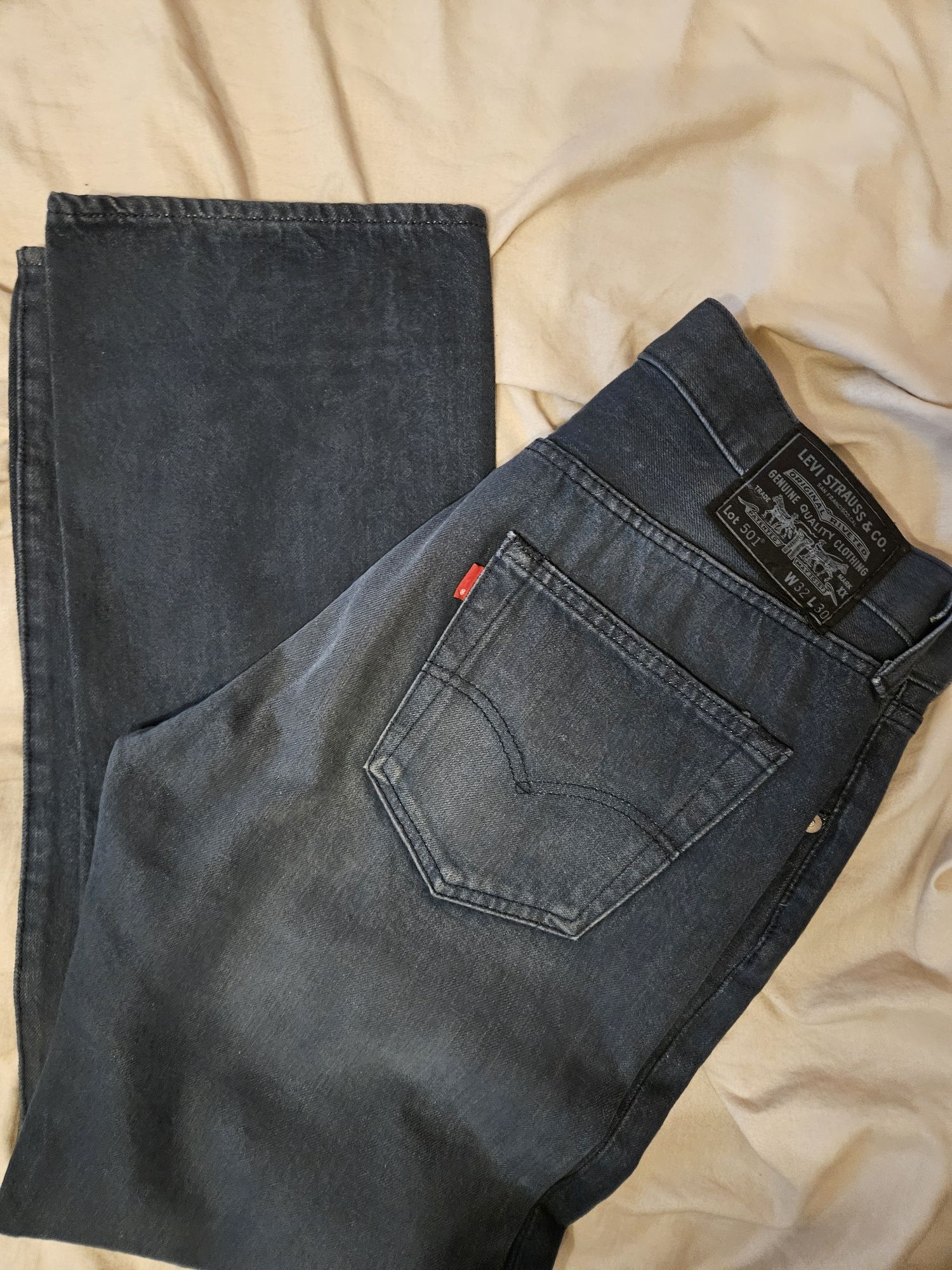 Vând pantaloni bărbați LEVI'S originall