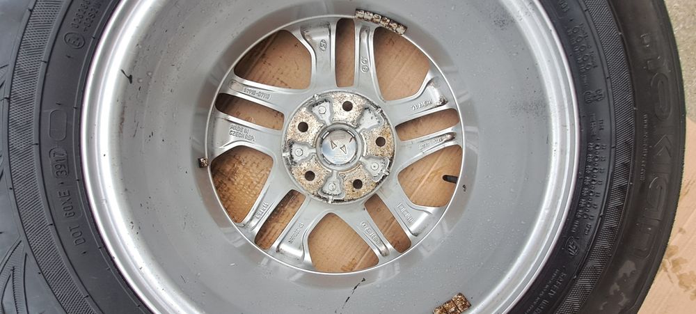 Jante aliaj Hyundai IX 35 R16 cu anvelope iarna Nokian 215/70/16