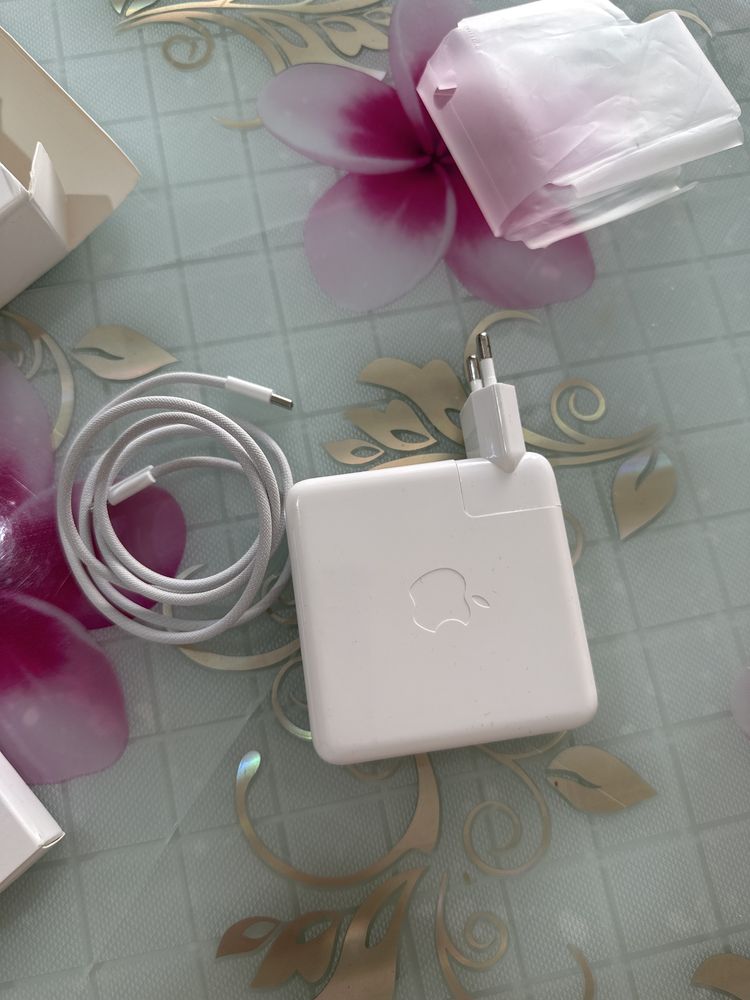Зарядка на Macbook 96W USB-C с USB-C проводом вместе. Новый