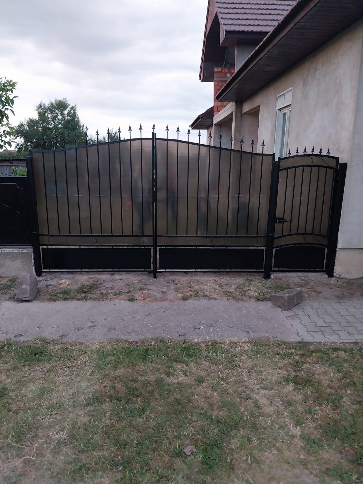 Vând casă la curte