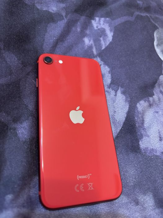 iPhone SE 2022 red