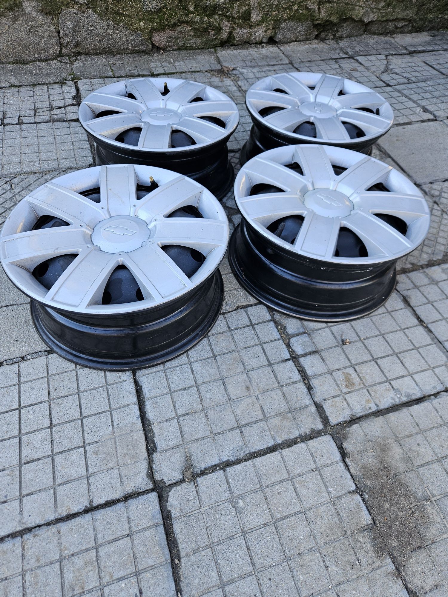 Продавам 15 цолови оригинални стоманени джанти заедно с тасове.