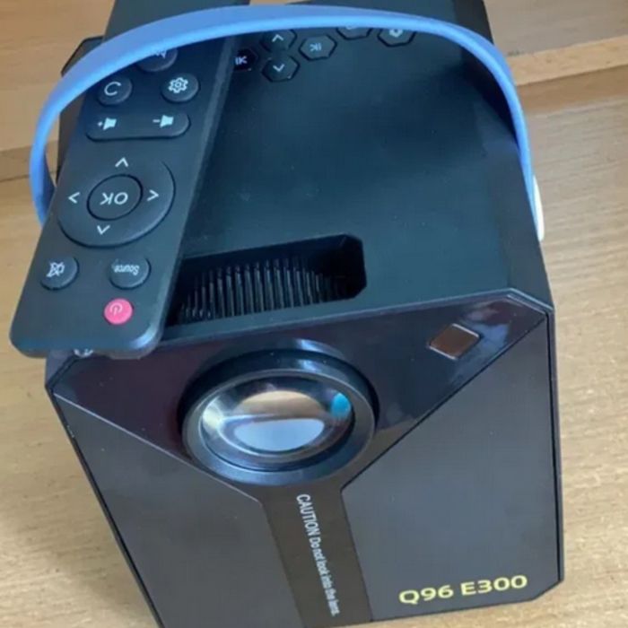 Smart Projector Q96 E300 – твоето лично кино във всеки дом