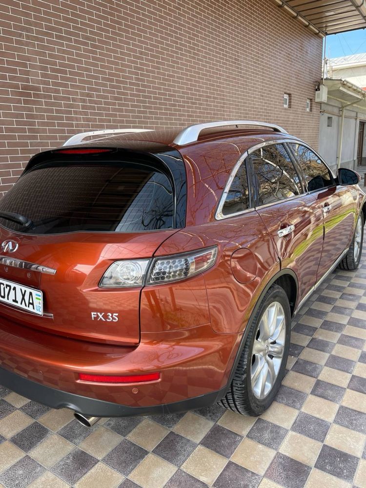 Продаётся  машина Infiniti FX35