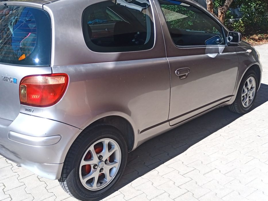 Тойота Ярис 2004г 1000кубика 68кс  бензин.