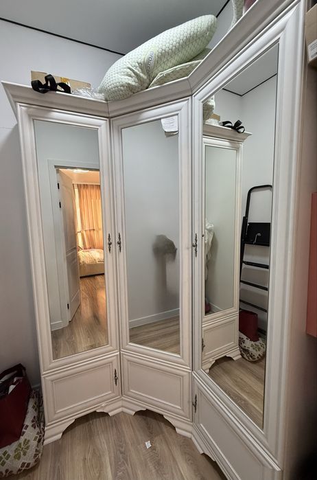 Продам угловой шкаф