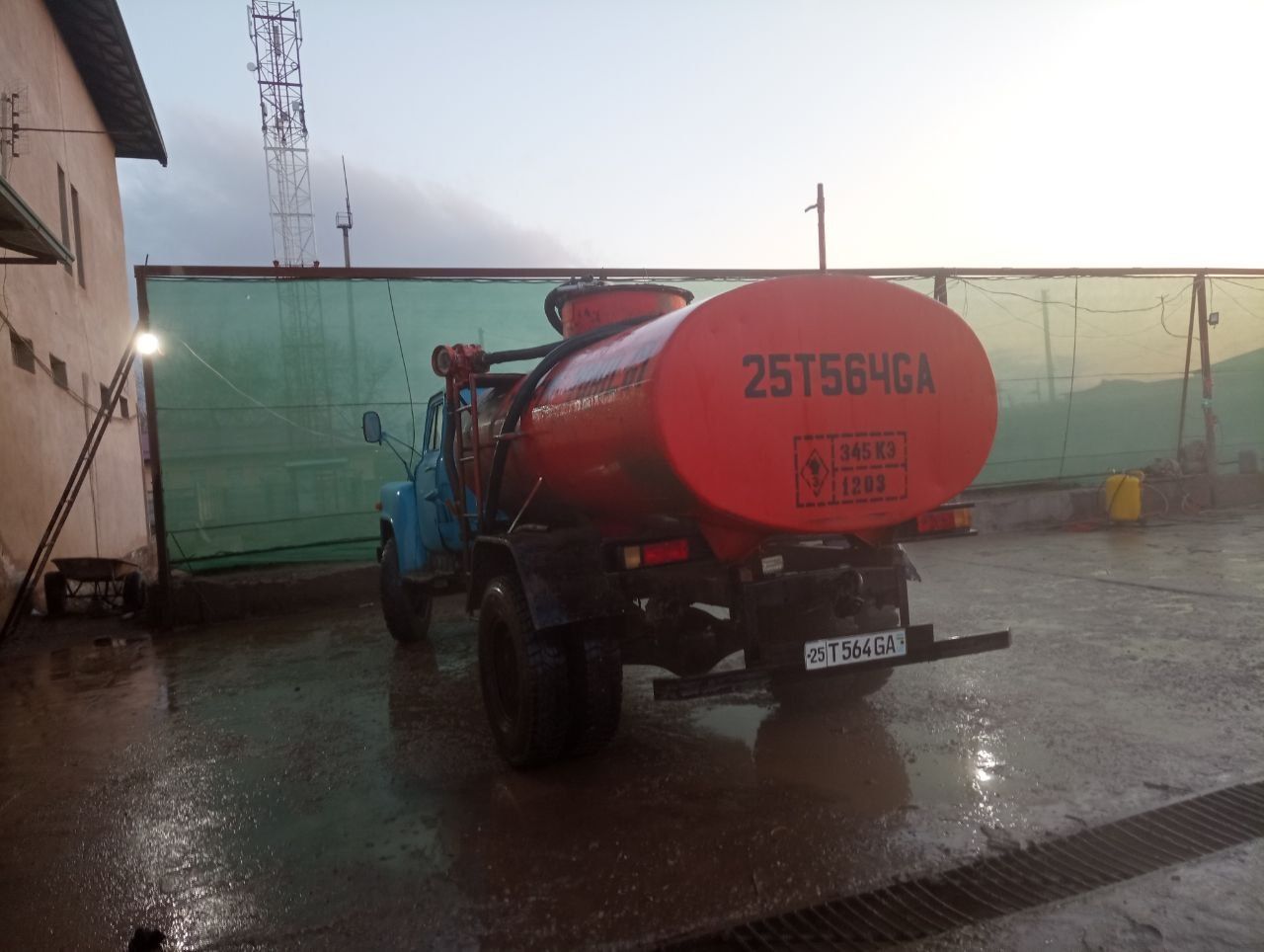 Gaz 53 benzavoz  srochno sotiladi