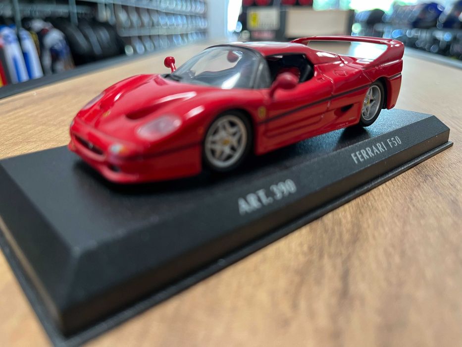 Метална колекционерска количкa REVELL FERARRI мащаб 1:43 ITALY