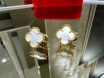 Van Cleef & Arpels VCA Gold Mother Pearl Alhambra Clips Дамски Обеци
