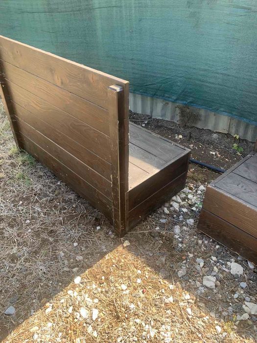 Дървени високи маси, щъркели и пейки