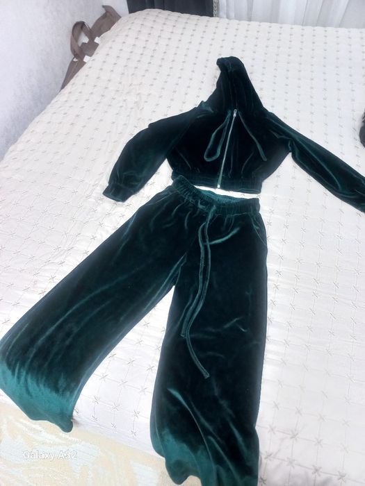 СПОРТИВНЫЙ КОСТЮМ отличного качества,и красивого изумрудного цвета.