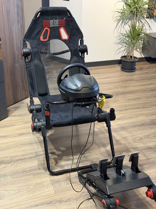 Setup sim racing, volan gaming thrustmaster T300 GT, next level racing