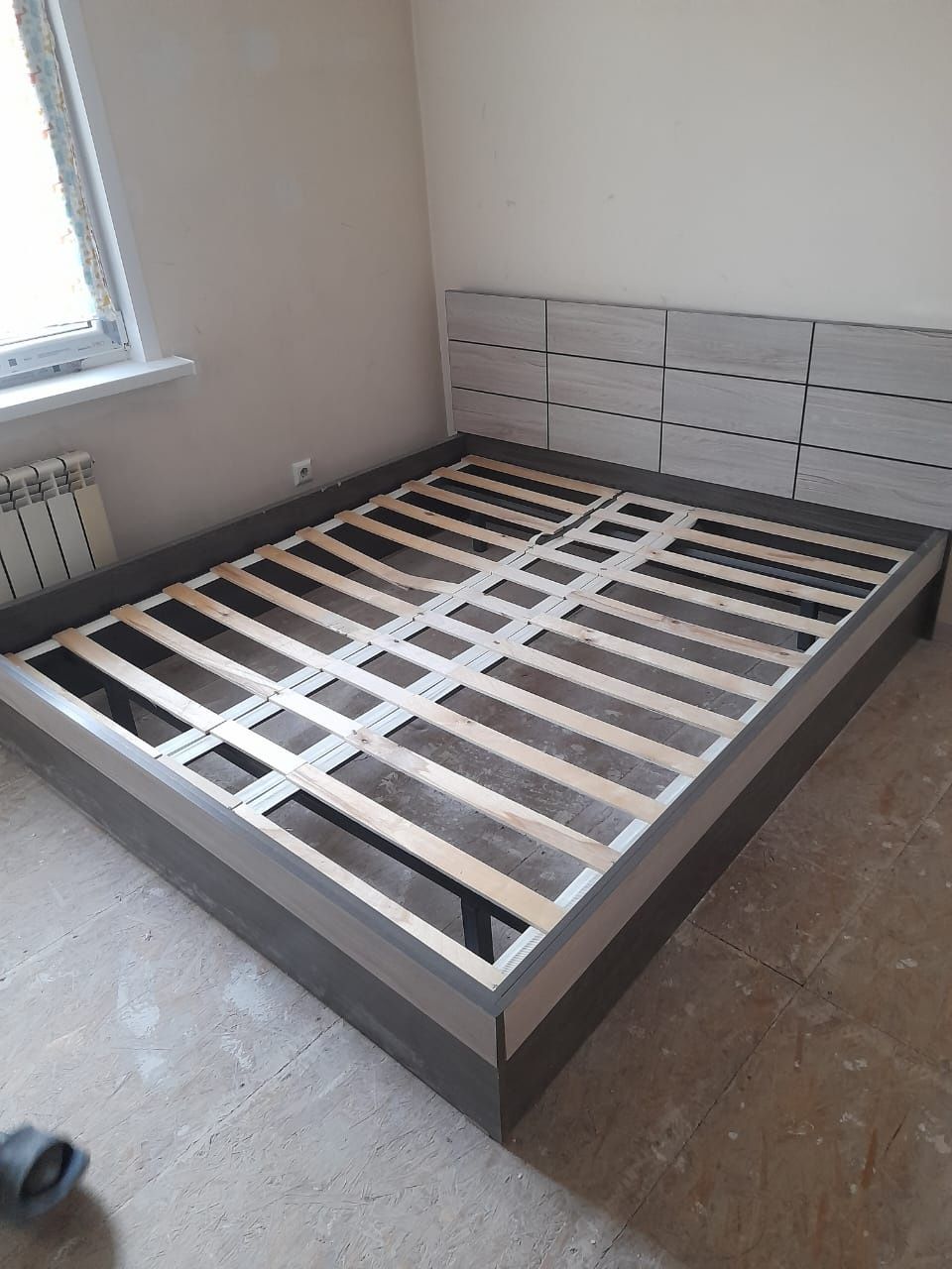 Продам кровать без матраса+2 тумбочки