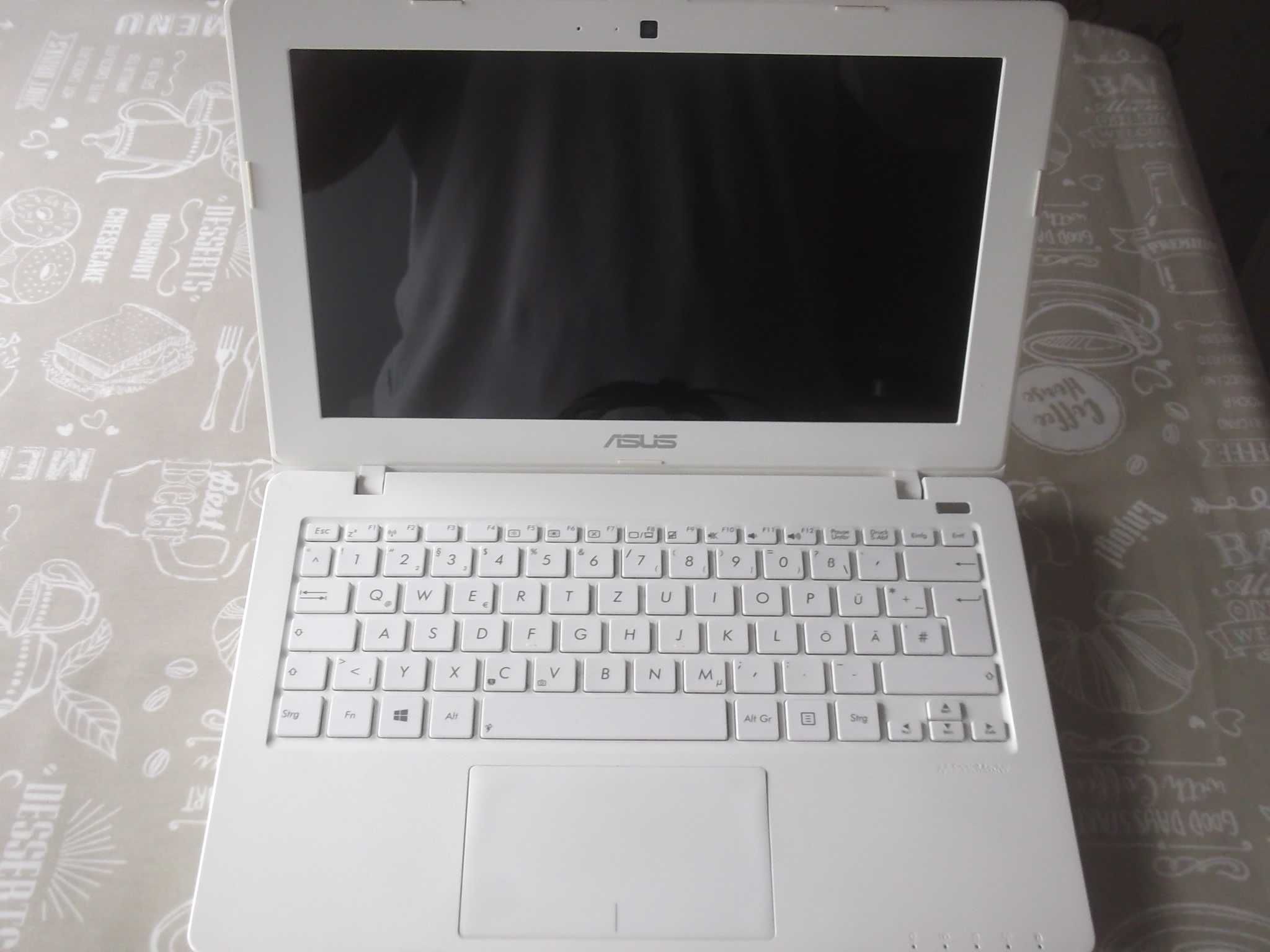 Продавам бял ноутбук ASUS F200 CA