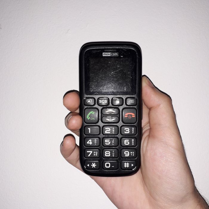 Telefon pentru seniori cu butoane