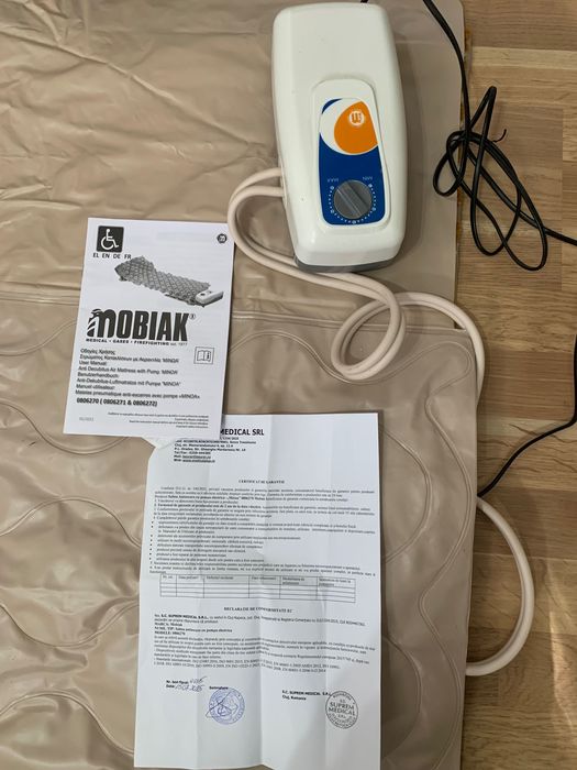 Vând cărucior cu rotile, scaun toaleta, saltea