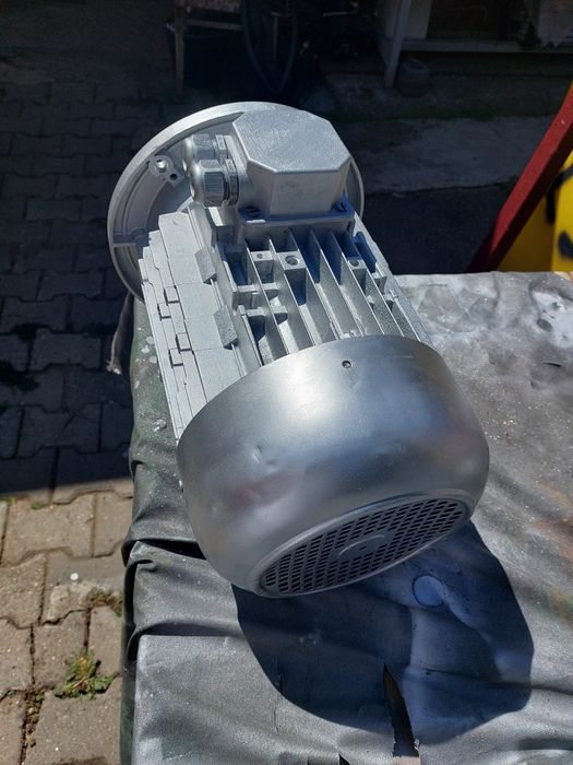 Vând motor electric