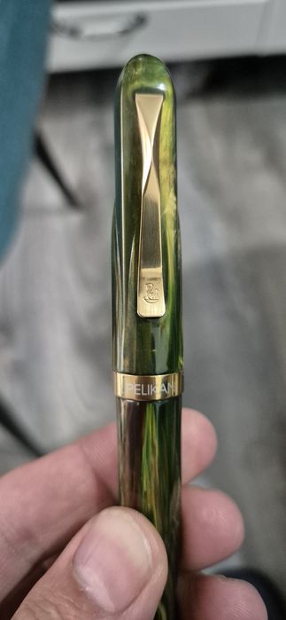 Rollerball stilou Pelikan  rar – rășină verde-marmorat, accesorii pla