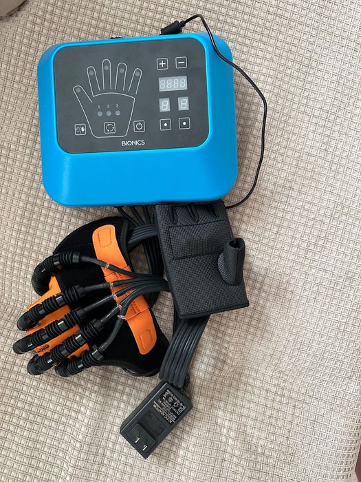 Перчатка для восстановления руки после инсульта