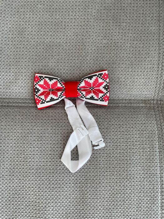 Papion copil cu motive traditionale