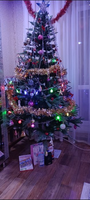 продаю новогоднюю ёлку 2 метра