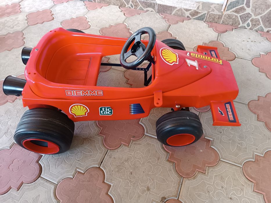 Mașinuță cu pedale