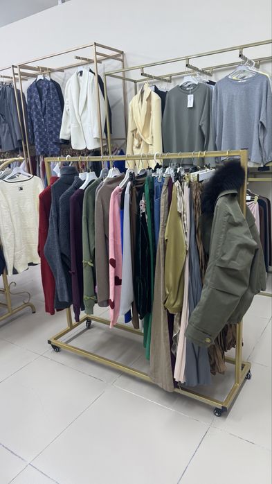 Диван, стол, reception, стойки для одежды