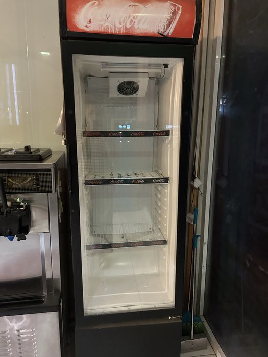 Витринный Холодильник и фризер в рабочем состоянии