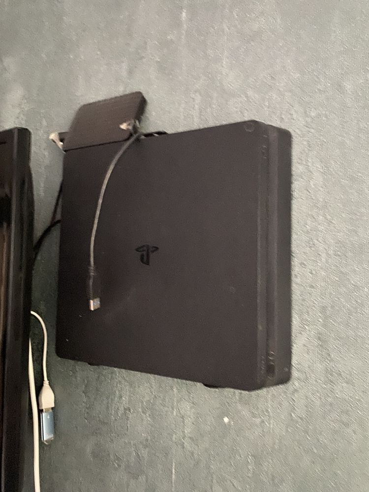 Продам ps4 slim на 1tb с 3 джойстиками