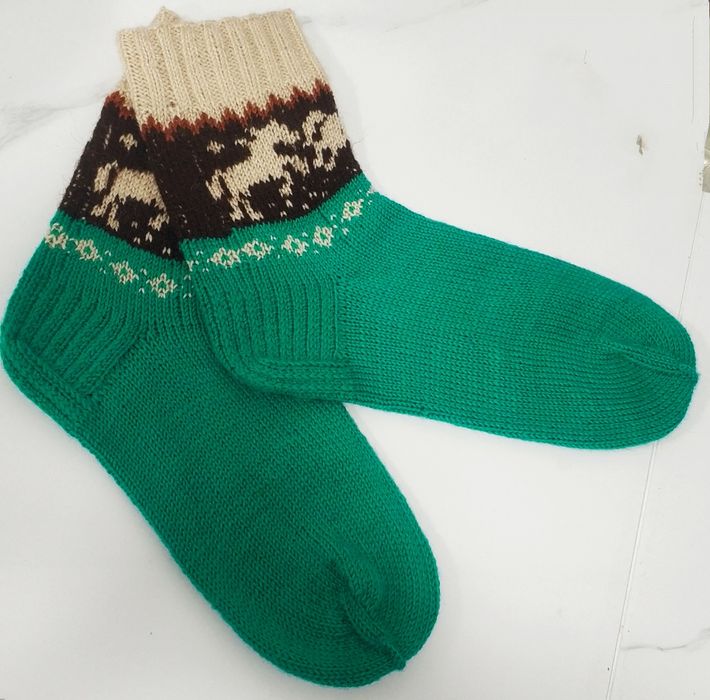Вязаные носочки с жаккардом.