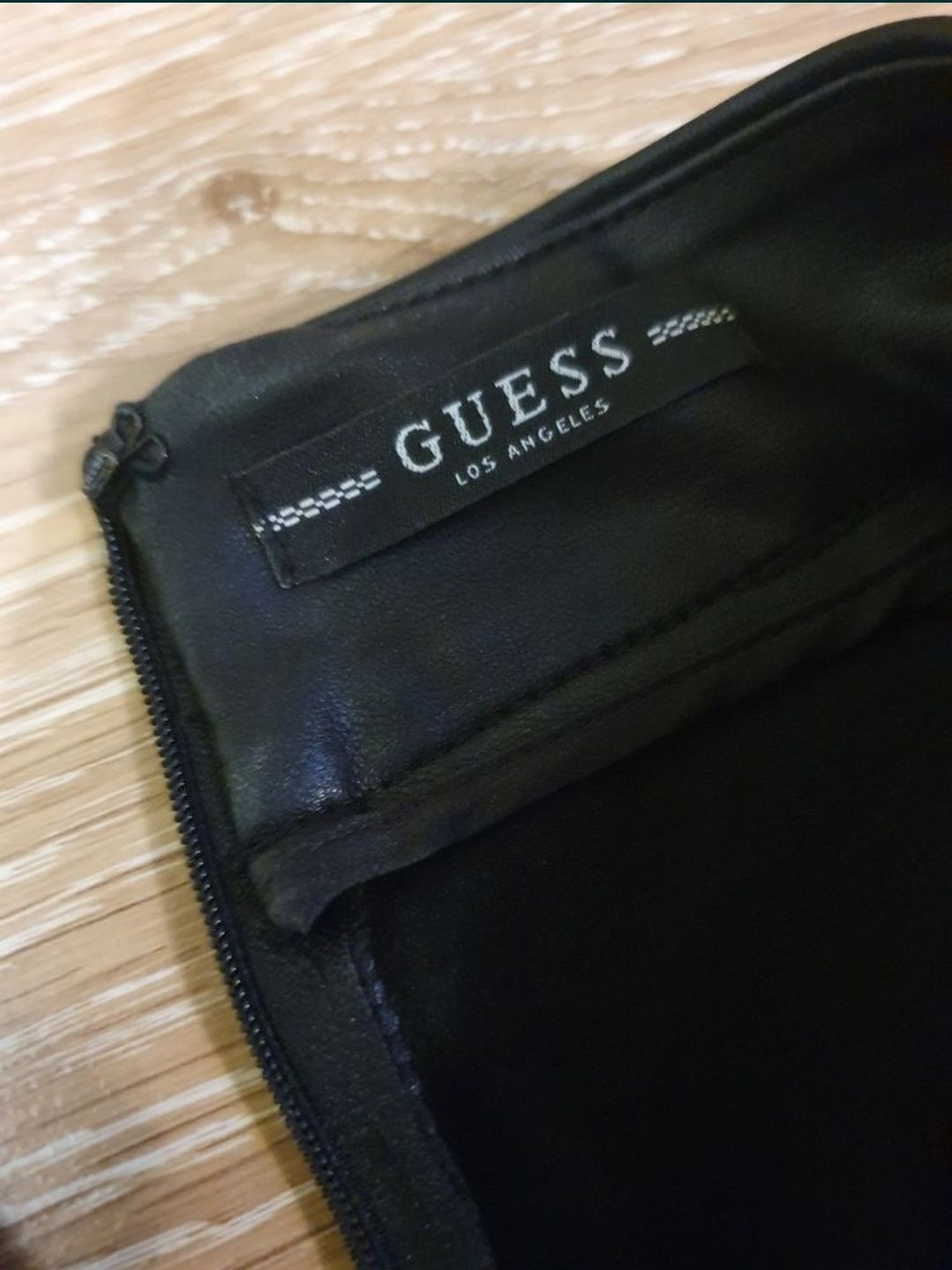 Кожена пола на Guess